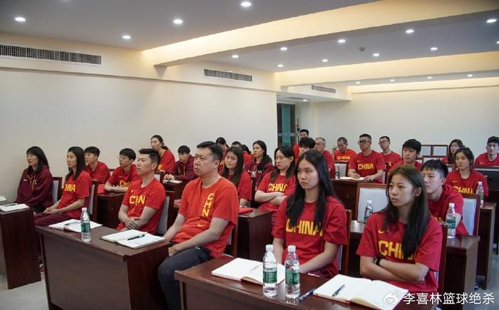 中国女篮最新训练曝光！王治郅特训韩旭+2米26张子宇，宫帅发力了