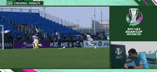 古谷柊介禁区内对抗倒地，裁判观看VAR后判定没有点球