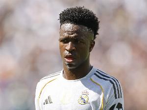 TA：维尼修斯对担任替补感到不满，阿隆索赛前并未就此事与他沟通